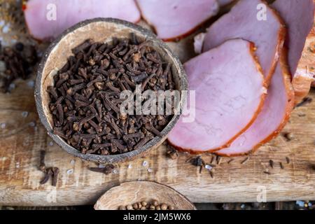 Essen aus Schweinefleisch beim Kochen für Cafés Stockfoto