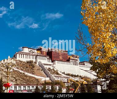 Eine schöne Aufnahme des Potala Palastes in der Stadt Lhasa in Tibet, China Stockfoto