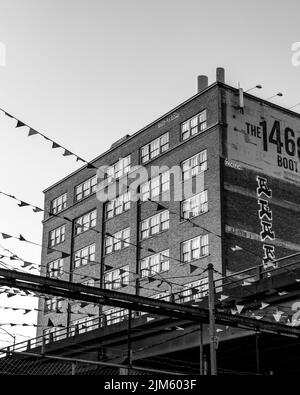 Eine schwachwinklige Graustufenaufnahme eines alten Backsteingebäudes einer alten Schule in Downtown, Portland Stockfoto