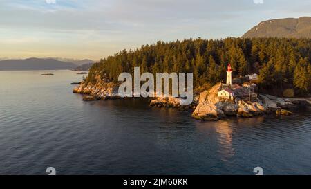 Eine Luftaufnahme des Lighthouse Park in der Nähe des Wassers in Vancouver, Kanada Stockfoto