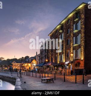 Exeters historisches Quayside ist einer der attraktivsten Teile der Stadt. Eine Mischung aus faszinierender Geschichte, interessanter Architektur und lebhaften Pubs und Stockfoto