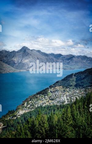 Queenstown liegt am Ufer des Lake Wakatipu auf der Südinsel Neuseelands. Stockfoto