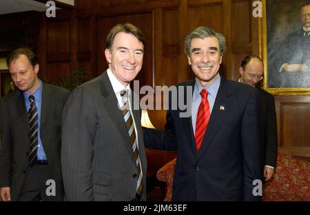 Büro des Sekretärs - Sekretär Carlos Gutierrez mit EV-Handelskommissar Peter Mandelson Stockfoto