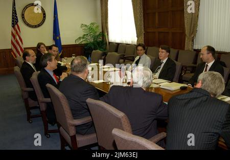 Büro des Sekretärs - Sekretär Carlos Gutierrez mit EV-Handelskommissar Peter Mandelson Stockfoto