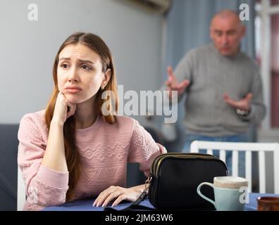 Porträt einer frustrierten Frau, während der Ehemann sie beschimpft Stockfoto