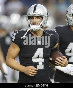 Canton, Vereinigte Staaten. 04. August 2022. Las Vegas Raiders Derek Carr verlässt das Spielfeld während einer Wetterverzögerung vor dem Start der Pro Football Hall of Game gegen die Las Vegas Raiders in Canton, Ohio, am Donnerstag, den 4. August 2022. Foto von Aaron Josefczyk/UPI Credit: UPI/Alamy Live News Stockfoto