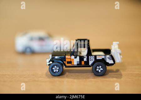 Eine Nahaufnahme von Mattel Hot Wheels Spielzeugautos auf einer Holzoberfläche. Stockfoto