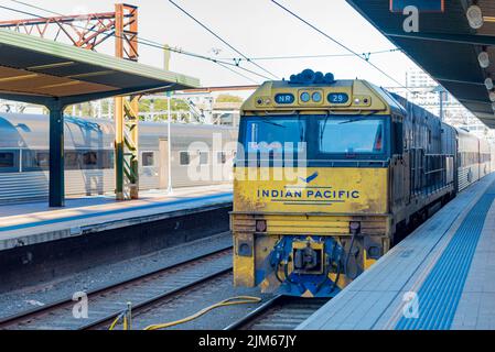 Der Indian Pacific Zug, der am Central Station in Sydney ankommt, nachdem er auf seiner regulären Reise von Perth, Westaustralien, 4352 Kilometer zurückgelegt hat Stockfoto