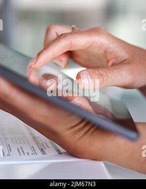 Online-Navigation mit vielen hilfreichen Geschäftsinformationen. Nahaufnahme einer unkenntlichen Geschäftsfrau, die ein digitales Tablet benutzt, während sie durchläuft Stockfoto