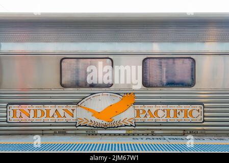 Der Indian Pacific Zug, der am Central Station in Sydney ankommt, nachdem er auf seiner regulären Reise von Perth, Westaustralien, 4352 Kilometer zurückgelegt hat Stockfoto