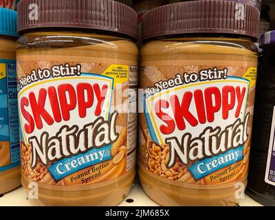 Grovetown, GA USA - 03 20 22: Einzelhandelsgeschäft Erdnussbutter Skippy natural Stockfoto