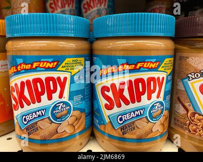 Grovetown, GA USA - 03 20 22: Einzelhandel Peanut Butter Skippy cremig Stockfoto