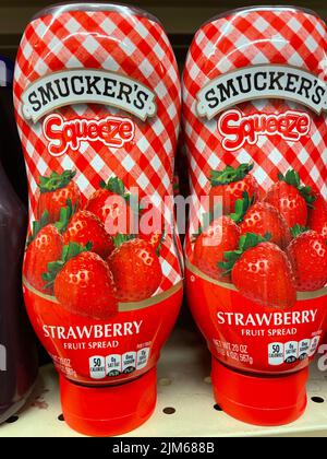 Grovetown, GA USA - 03 20 22: Einzelhandelsgeschäft Jelly Smuckers Squeeze Strawberry Stockfoto