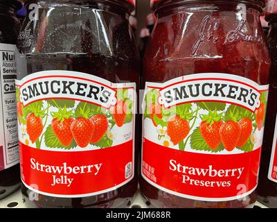 Grovetown, GA USA - 03 20 22: Einzelhandelsgeschäft Smuckers Jar Erdbeergelee Stockfoto