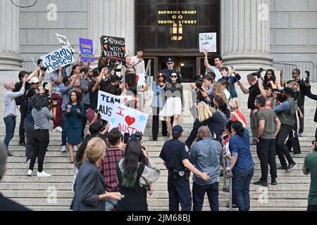 Mariska Hargitay (blaue Jacke) über das Set von „Law and Order: Special Victims Unit“, das am August vor dem Gebäude des Obersten Gerichtshofs des Staates New York gedreht wurde Stockfoto