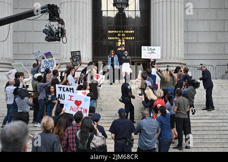 Mariska Hargitay (blaue Jacke) über das Set von „Law and Order: Special Victims Unit“, das am August vor dem Gebäude des Obersten Gerichtshofs des Staates New York gedreht wurde Stockfoto