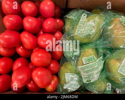 Augusta, GA USA - 12 20 21: Roma Tomatoes und Chayote werden in einem Geschäft ausgestellt Stockfoto