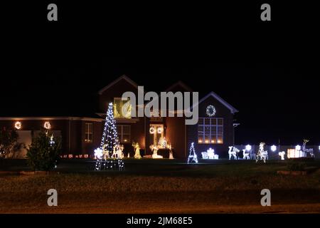 Augusta, GA USA - 12 20 21: Weihnachtslichter auf einem Haus in der Nachtansicht Stockfoto