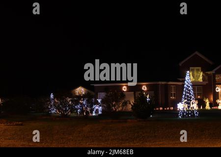 Augusta, GA USA - 12 20 21: Weihnachtslichter in einem Haus in der Nacht Stockfoto
