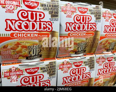 Augusta, GA USA - 12 20 21: Cup Noodles Hähnchengeschmack Seitenansicht Stockfoto