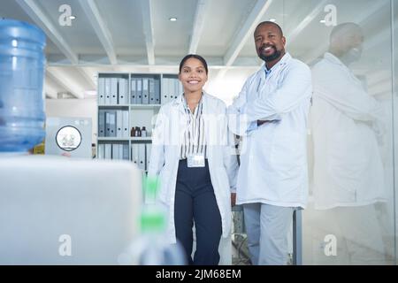 Bringen Sie uns Fiktion und gut erzählen Sie die Fakten. Porträt zweier Wissenschaftler, die in einem Labor arbeiten. Stockfoto