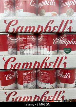 Augusta, GA USA - 12 20 21: Fall der Campbells-Suppe aus der Dose Stockfoto