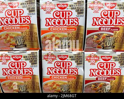 Augusta, GA USA - 12 20 21: Cup Noodles Hähnchengeschmack Vorderansicht Stockfoto