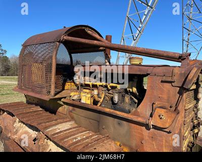 Burke County, GA USA - 02 10 22: Alte verlassene verrostete Traktoransicht von oben Stockfoto
