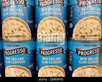 Augusta, GA USA - 12 20 21: Progresso-Suppenmuschel-Chowder-Ladenregal Stockfoto