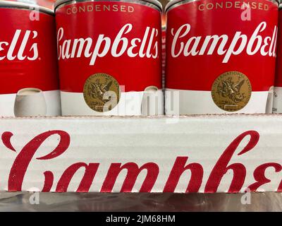 Augusta, GA USA - 12 20 21: Fall von Campbells Suppe aus der Dose aus nächster Nähe Stockfoto