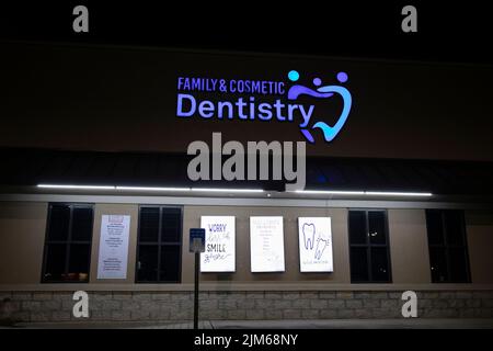 Augusta, GA USA - 10 18 21: Zahnheilkunde-Schild nachts beleuchtet Stockfoto