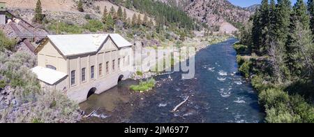 Wasser fließt in und durch ein altes Wasserkraftwerk am Truckee River Stockfoto