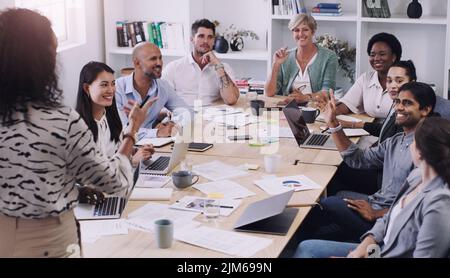 Eine Gruppe von Geschäftsleuten, die während eines Meetings in einem modernen Büro Fragen stellen, bekommt es nicht. Stockfoto