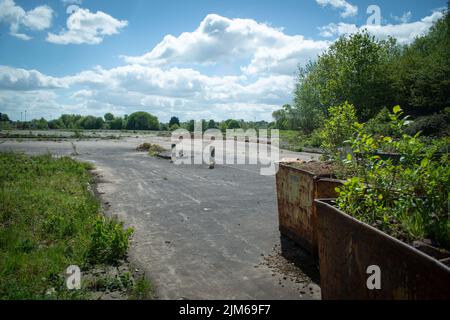 Brownfield Land wartet auf Regeneration und Entwicklung. Stockfoto