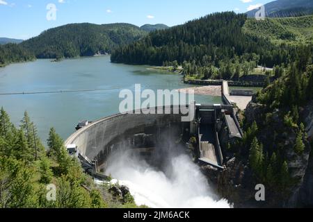 Luftaufnahme des hydroelektrischen Boundary Dam mit Betonbogen, der Wasser auf den Pend-Oreille River ausläuft, der nach Kanada fließt, im Bundesstaat Washington, USA. Stockfoto