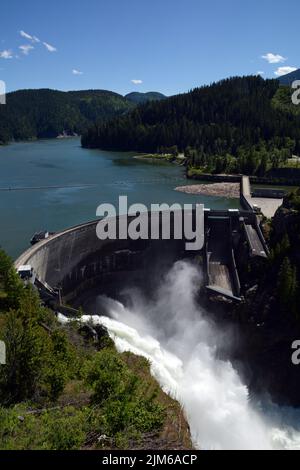 Luftaufnahme des hydroelektrischen Boundary Dam mit Betonbogen, der Wasser auf den Pend-Oreille River ausläuft, der nach Kanada fließt, im Bundesstaat Washington, USA. Stockfoto