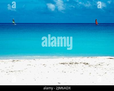 Horizontale Ansicht des karibischen Meeres in kuba mit Windsurf-Leuten im Hintergrund Stockfoto
