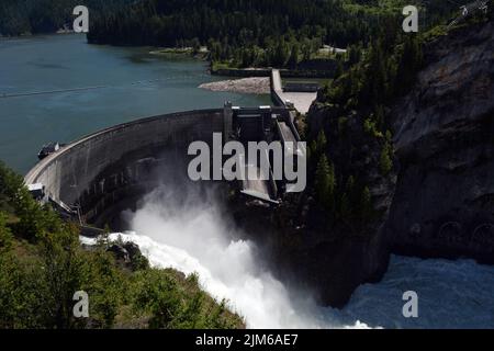 Luftaufnahme des hydroelektrischen Boundary Dam mit Betonbogen, der Wasser auf den Pend-Oreille River ausläuft, der nach Kanada fließt, im Bundesstaat Washington, USA. Stockfoto