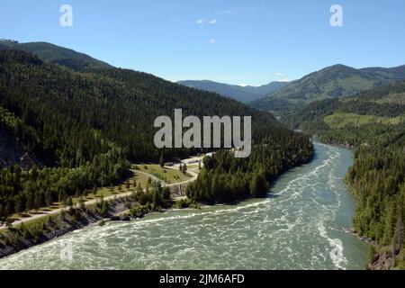 Der Pend-Oreille-Fluss, der von den USA aus nach Kanada fließt, nachdem er durch den Boundary Dam in der Nähe der MetaLine Falls im Bundesstaat Washington, USA, durchquert wurde. Stockfoto