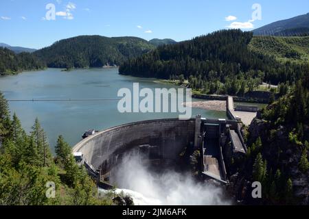 Luftaufnahme des hydroelektrischen Boundary Dam mit Betonbogen, der Wasser auf den Pend-Oreille River ausläuft, der nach Kanada fließt, im Bundesstaat Washington, USA. Stockfoto