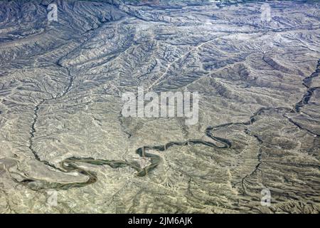 Luftaufnahme des Medicine Bow River, einem Nebenfluss der North Platte, in der semi-ariden Hochwüste von Carbon County im Süden von Wyoming, USA Stockfoto