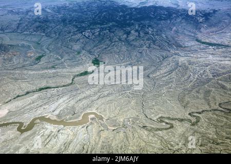 Luftaufnahme des Medicine Bow River, einem Nebenfluss der North Platte, in der semi-ariden Hochwüste von Carbon County im Süden von Wyoming, USA Stockfoto