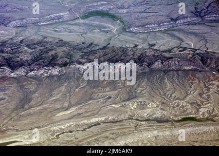 Luftaufnahme der Bennett Mountains und Saylor Creek in der halbtrockenen Hochwüste von Carbon County im Süden von Wyoming, USA Stockfoto