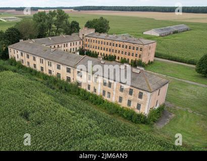 Verlassene Gebäude im grünen Feld Luftdrohne Ansicht Stockfoto