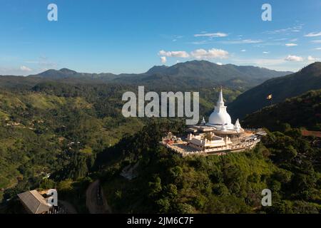 Luftdrohne des Mahamevnawa Buddhistischen Klostertempels in der Bergspitze. Bandarawela, Sri Lanka. Stockfoto