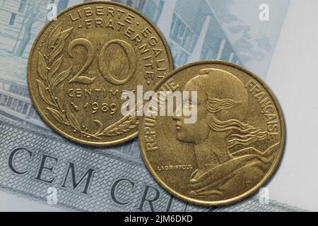 Eine Nahaufnahme von ein paar 20 französischen Francs auf einem Euro-Schein Stockfoto