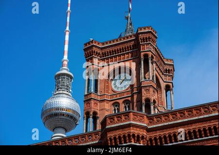 Berliner Rathaus Rotes Rathaus mit der Spitze des Berliner Fernsehturms im Hintergrund Stockfoto