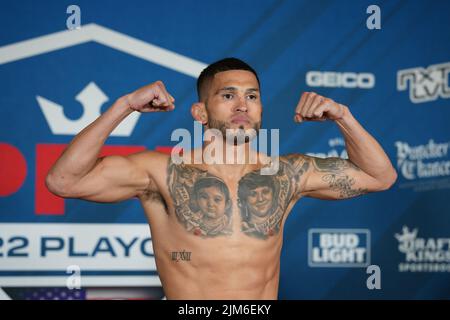 NEW YORK CITY, NY - 4. August: Anthony Pettis tritt für die offiziellen Einwagungen im New Yorker Hotel für die PFL-Playoffs 2022 auf die Waage: Offizielle Einwagungen am 4. August 2022 in New York City, NY, USA. (Foto von Louis Grasse/PxImages) Stockfoto