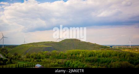 Genk, Belgien, April 2022: Blick auf Winterschlackhaufen aus den alten Kohleminen in der Nachbarschaft von Genk. Stockfoto