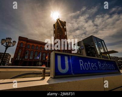 Blick auf das berühmte Berliner Rathaus und den Eingang zur U-Bahn-Station Stockfoto